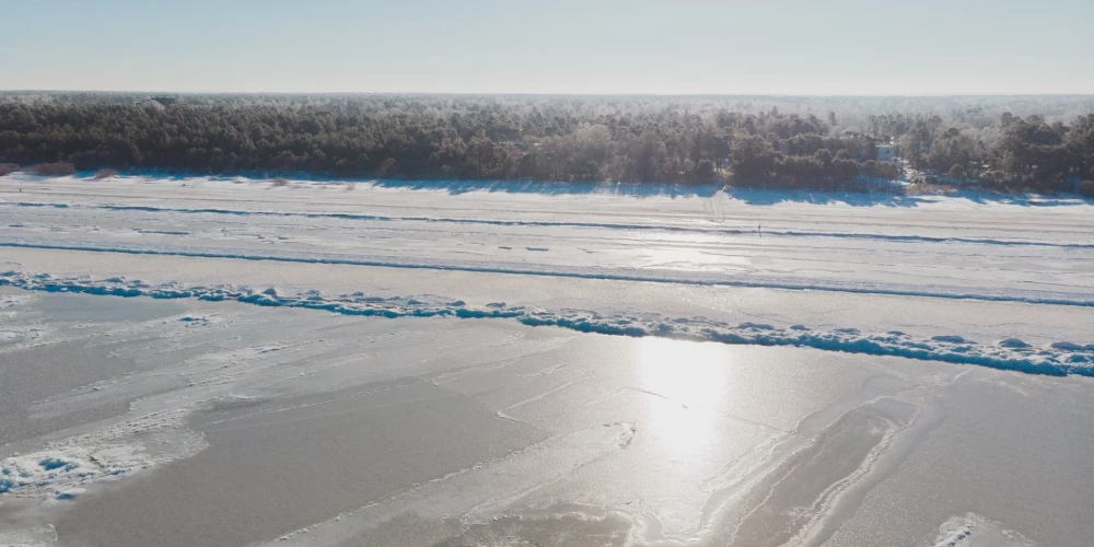Aizsalušais Rīgas jūras līcis Jūrmalā izveidojis fascinējošo dabas gobelēnu.