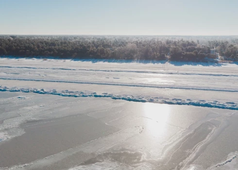 Aizsalušais Rīgas jūras līcis Jūrmalā izveidojis fascinējošo dabas gobelēnu.