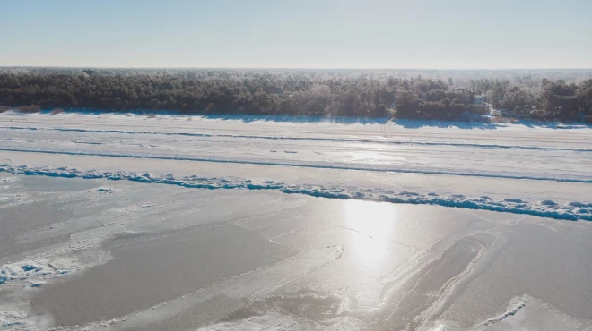 Aizsalušais Rīgas jūras līcis Jūrmalā izveidojis fascinējošo dabas gobelēnu.