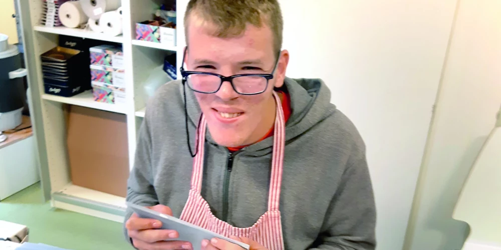 Grigorijam patīk gatavot sveces. Svecēm ir nepieciešami izejmateriāli, kuri ar katru gadu kļūst dārgāki. (Foto no biedrības Latvijas Kustība par neatkarīgu dzīvi arhīva)