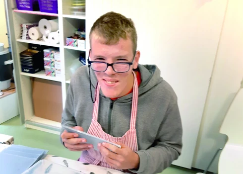 Grigorijam patīk gatavot sveces. Svecēm ir nepieciešami izejmateriāli, kuri ar katru gadu kļūst dārgāki. (Foto no biedrības Latvijas Kustība par neatkarīgu dzīvi arhīva)