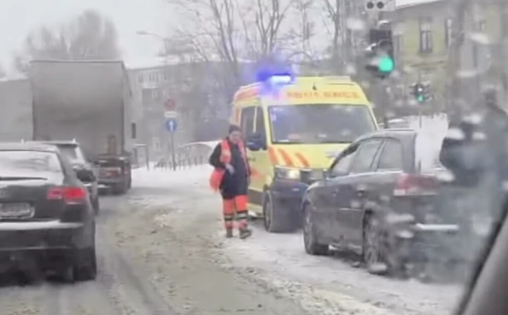 Drūma diena un Latvijas autoceļiem: uz Brīvības ielas sadūrušās četras automašīnas; valstī reģistrētas 94 sadursmes