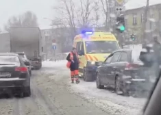 Drūma diena un Latvijas autoceļiem: uz Brīvības ielas sadūrušās četras automašīnas; valstī reģistrētas 94 sadursmes