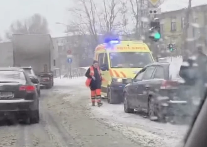 Drūma diena uz Latvijas autoceļiem: uz Brīvības ielas sadūrušās četras automašīnas; valstī reģistrētas 94 sadursmes