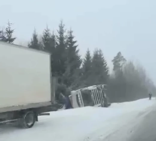 Uz autoceļa Salaspils-Babīte avarējis kravas auto.
