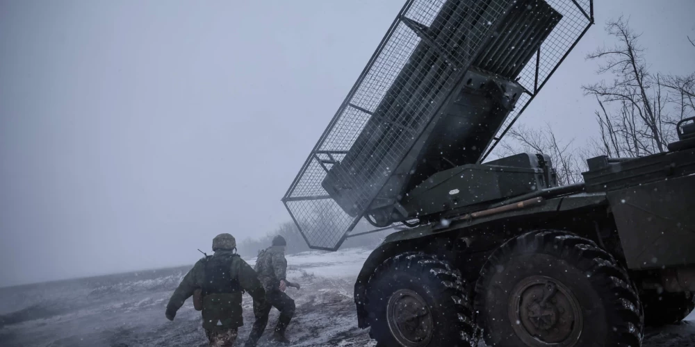 Ukrainas bruņoto spēku 24. mehanizēta brigāde pie Časivjaras raida raķete pa okupantu pozīcijām.  2026. gada 24. janvāris.