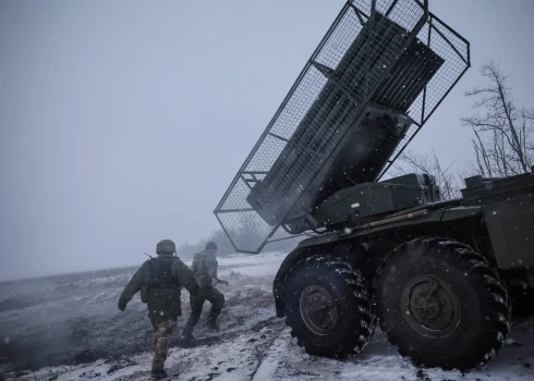 Ukrainas bruņoto spēku 24. mehanizēta brigāde pie Časivjaras raida raķete pa okupantu pozīcijām.  2026. gada 24. janvāris.