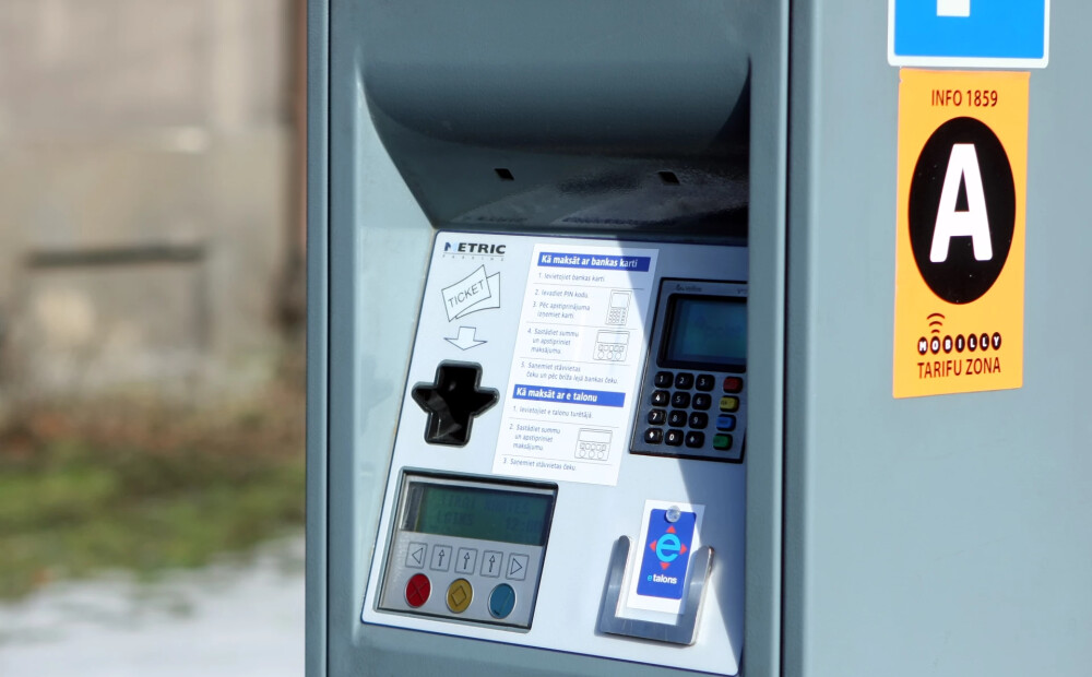 "Rīgas satiksme" aicina iedzīvotājus būt ļoti uzmanīgiem - uz apmaksas automātiem pamanītas aizdomīgas uzlīmes