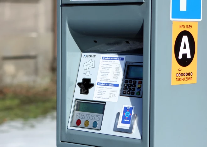 "Rīgas satiksme" aicina iedzīvotājus būt ļoti uzmanīgiem - uz apmaksas automātiem pamanītas aizdomīgas uzlīmes