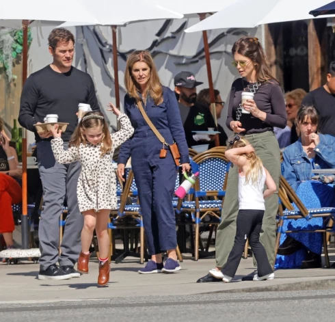 Ketrīna Švarcenegere ar vīru Krisu Pratu, mammu Mariju Šraiveri un meitām Lailu un Eloīzi aizvadītā gada oktobrī.