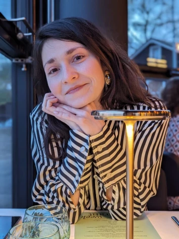 Alise Puhaļska pirms kara dzīvoja Mariupolē un sapņoja par drāmas teātra skatuvi.