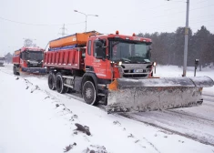 ФОТО: Рижская дума показала, как спецтехника чистит улицы от снега