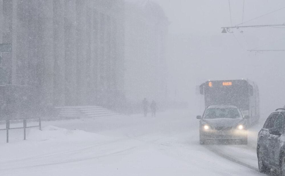 Rīgā turpinās intensīva ielu un ietvju tīrīšana; iedzīvotāji aicināti rēķināties ar palēninātu satiksmi