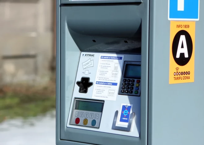 Rīgas satiksme предупреждает - на платежных автоматах обнаружены подозрительные наклейки
