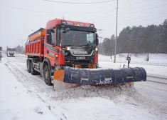 Rīgā turpinās intensīva ielu un ietvju tīrīšana; iedzīvotāji aicināti rēķināties ar palēninātu satiksmi