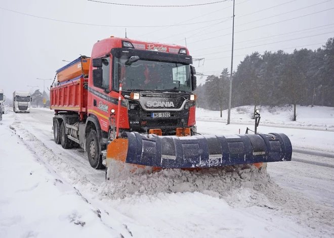 Rīgā turpinās intensīva ielu un ietvju tīrīšana; iedzīvotāji aicināti rēķināties ar palēninātu satiksmi