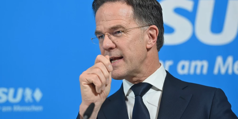 NATO ģenerālsekretārs Marks Rute preses konferencē Minhenē.