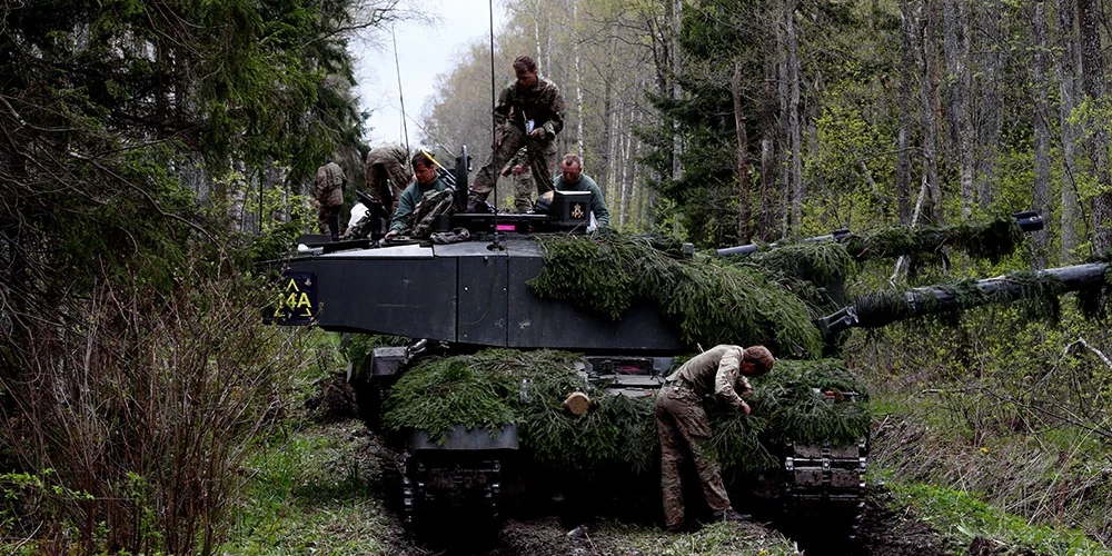 Britu armijas karavīri apkopj savus "Challenger" tankus militārajās mācībās Igaunijā.