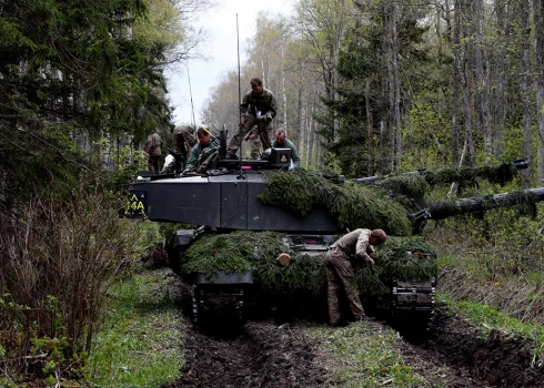 Britu armijas karavīri apkopj savus "Challenger" tankus militārajās mācībās Igaunijā.