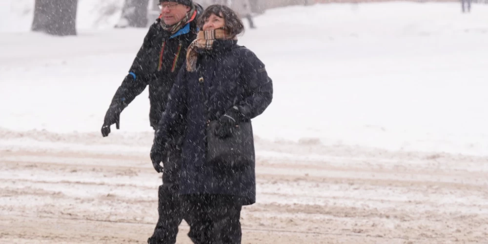 Жителям Латвии напомнили, почему зимой сердце работает интенсивнее даже у здоровых и активных людей.