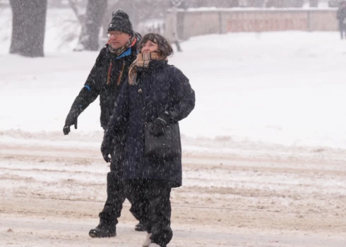 Жителям Латвии напомнили, почему зимой сердце работает интенсивнее даже у здоровых и активных людей.