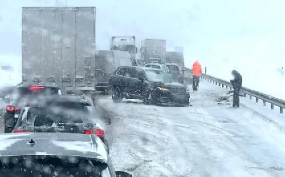 Drūma diena uz Latvijas autoceļiem: līdz piektdienas pēcpusdienai reģistrēti kopumā 160 ceļu satiksmes negadījumi