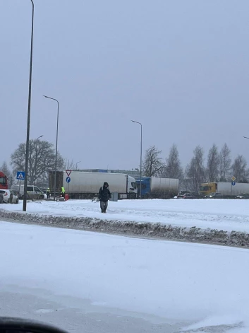 Pie tā dēvētā "Sievasmātes apļa" saskrējušās divas kravas automašīnas