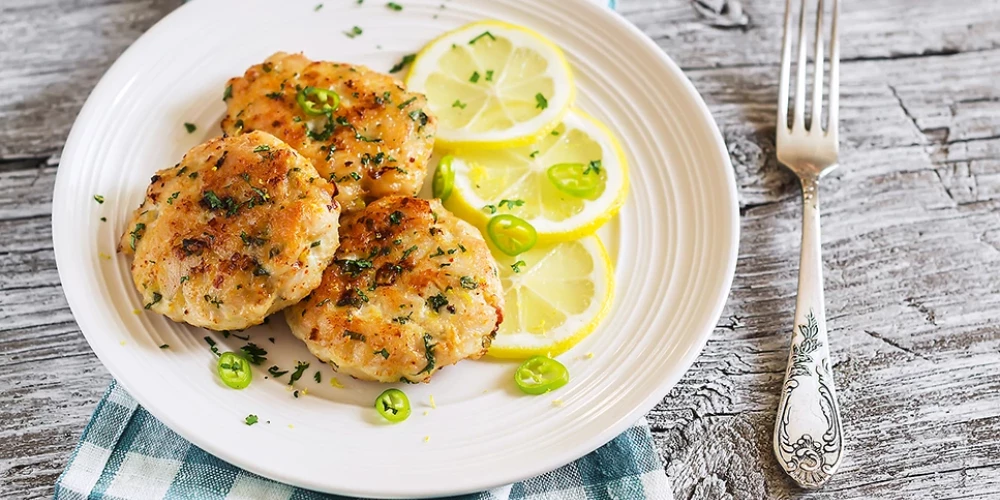 Vistas kotletes ar žāvētām plūmēm 