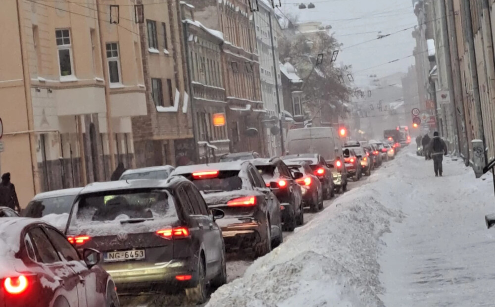 VIDEO: "Ar kājām ātrāk!" Rīgā sniegputenis paralizē satiksmi; apgrūtināti braukšanas apstākļi visā Latvijā