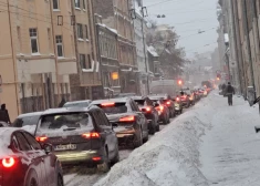 VIDEO: "Ar kājām ātrāk!" Rīgā sniegputenis paralizē satiksmi; apgrūtināti braukšanas apstākļi visā Latvijā