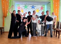 Žūrija dabūja pat ar slapjām švammēm: Preiļu novada jaunieši piedalās jautrā Teātra sporta draudzības turnīrā