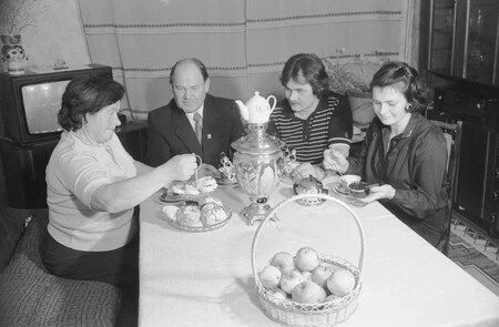 В ходе антиалкогольной кампании Горбачева пропагандировались безалкогольные праздники. Однако они так и не стали массовым явлением. В ходе антиалкогольной кампании Горбачёва пропагандировались безалкогольные праздники. Однако они так и не стали массовым явлением.