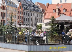 На кафе денег пока хватает. Хотя, конечно, тут в основном иностранцы.