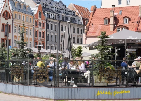 На кафе денег пока хватает. Хотя, конечно, тут в основном иностранцы.