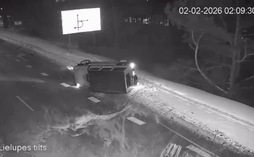 VIDEO: Jūrmalā dzērājšoferis "ienesas" videonovērošanas stabā