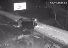 VIDEO: Jūrmalā dzērājšoferis "ienesas" videonovērošanas stabā
