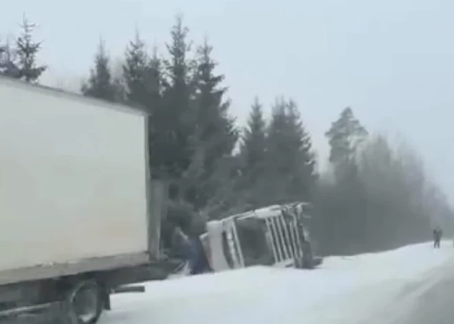 Latvijā līdz piektdienas vakaram reģistrēti divreiz vairāk satiksmes negadījumu nekā parasti