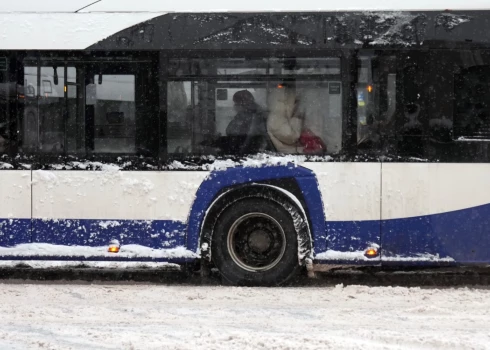 Rīgā radušās problēmas kravas auto un sabiedriskajam transportam uzbraukt uz Gaisa tilta. 