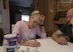 "Tu vari paklusēt?" Šovā "Ģimene burkā" Karalkini nespēj vienoties par darbu sadali, būvējot kazu kūti