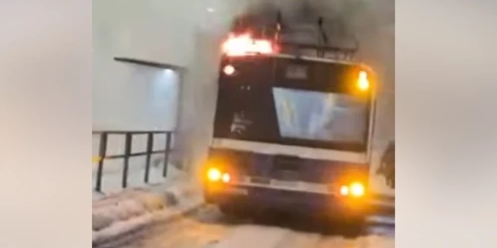 На улице Бривибас загорелся троллейбус 4-го маршрута.