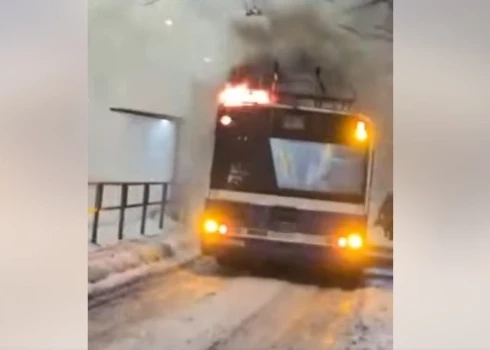 На улице Бривибас загорелся троллейбус 4-го маршрута.