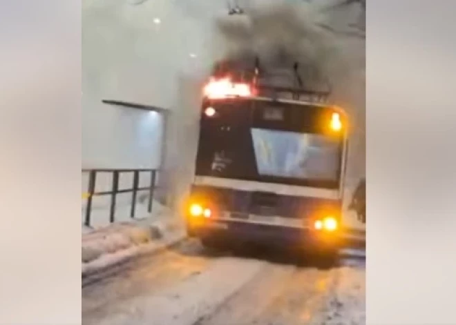 В пятницу троллейбусы не могли сами заехать на Воздушный мост; один троллейбус загорелся