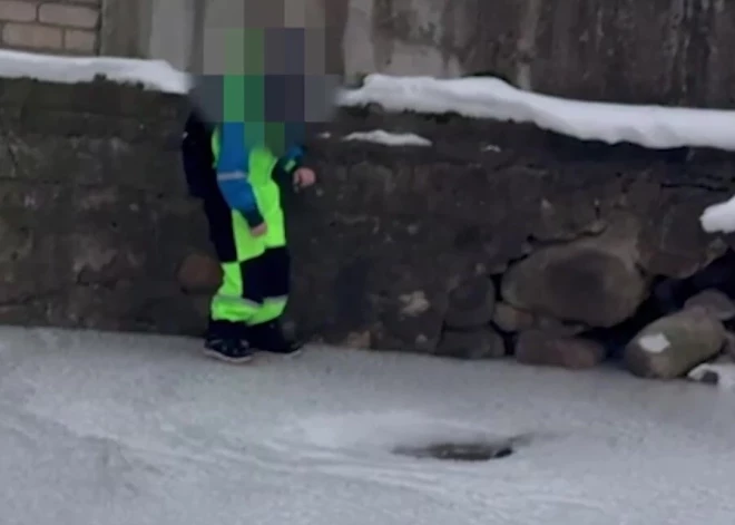 Мужчина в Кулдиге не прошел мимо мальчика, ломавшего лед на реке. Спасатели просят - говорите со своими детьми