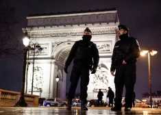 Parīzē pie Triumfa arkas uzbrukts policistam