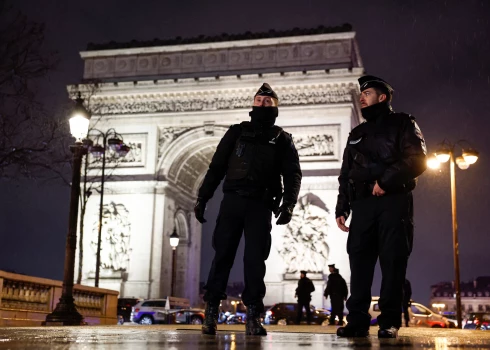 Parīzē pie Triumfa arkas uzbrukts policistam. 