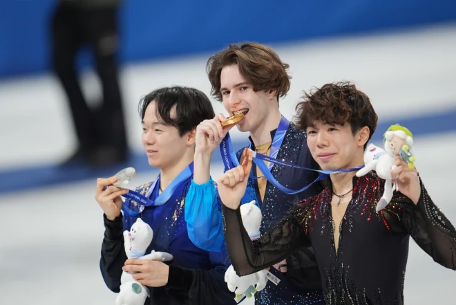 Михаил Шайдоров (Казахстан) завоевал золотую медаль в мужском одиночном катании на соревнованиях по фигурному катанию. Серебряную медаль завоевал японец Юма Кагияма, а бронзу получил его соотечественник Сюн Сато.