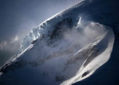 Lavīnas Eiropā: Francijas Alpos pie kūrortpilsētas dzīvību zaudē trīs slēpotāji