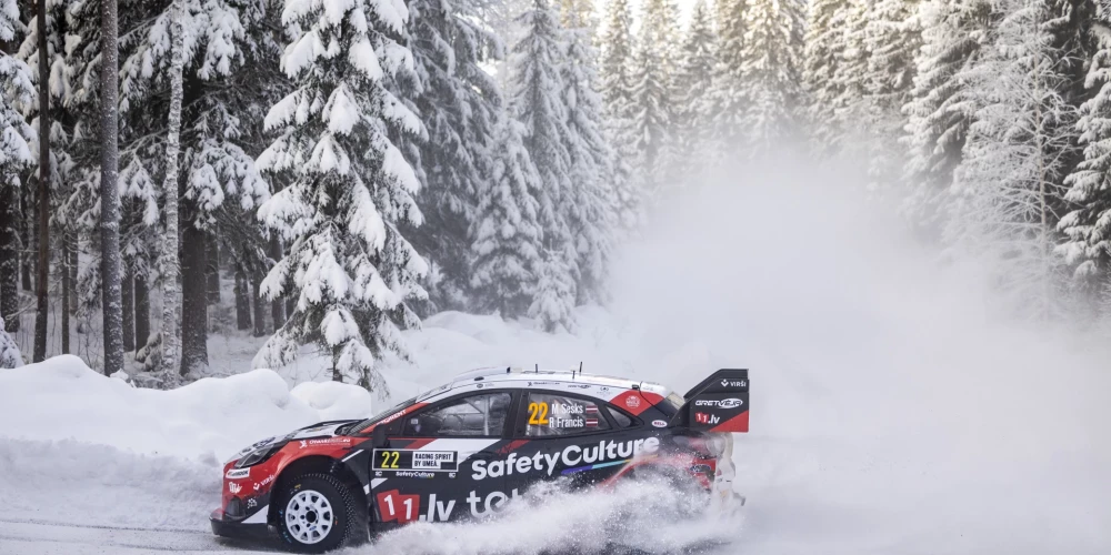 Martiņš Sesks un Renārs Francis traucas pa sniegotajiem Zviedrijas ceļiem Ūmeo tuvumā.