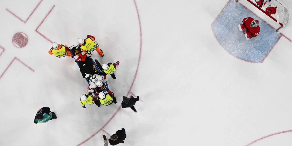 Fialam uz ledus tika sniegta pirmā palīdzība un laukumu viņš atstāja uz nestuvēm.