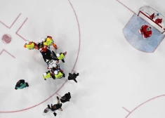 Šveices uzbrucējs nogādāts slimnīcā; traumas dēļ viņam olimpiskās spēles noslēgušās